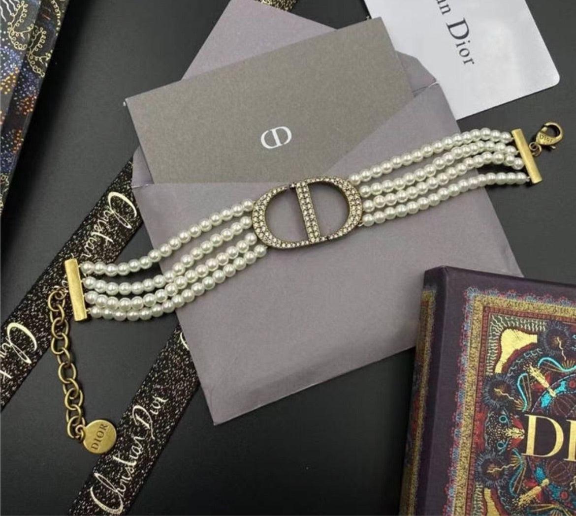 New woman pearl chocker